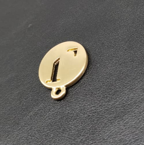 Round Metal Logo Customized In Brushed Gold For Bag