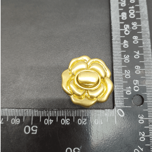 Flower Twist Lock In Antique Gold For Bag