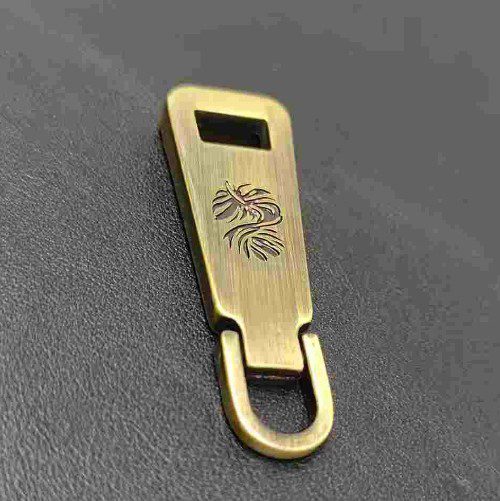 Custom logo Puller In Brush Antique Brass For Bag hardware