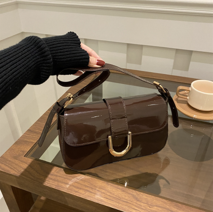 U‑shape metal buckle hardware fitted on patent leather handbag